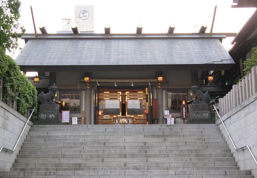 Shiba Daijingu Shrine entrance with stone lion guardians and staircase in Minato, Tokyo
