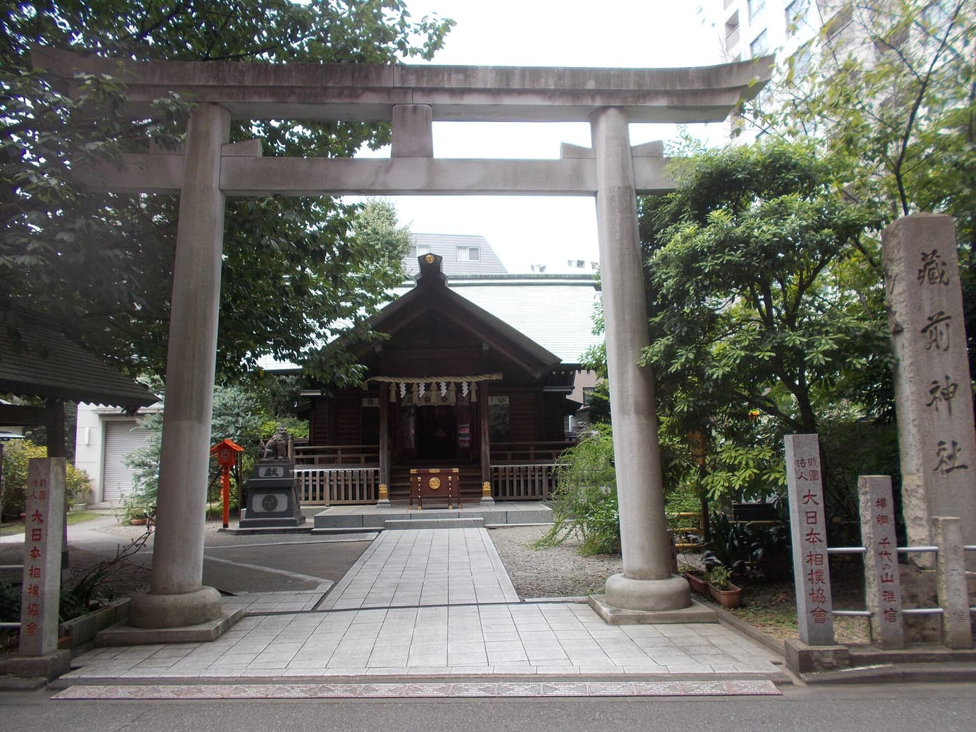 Stone torii and main hall of Kuramae Shrine, a minute from Kuramae Station