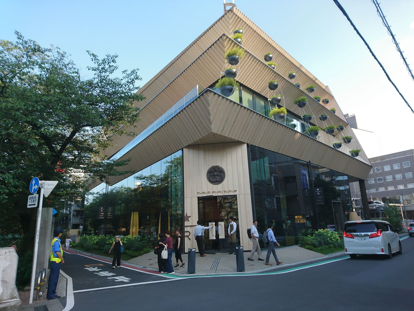 Starbucks Reserve Roastery Tokyo, the Kengo Kuma building beside the Meguro River