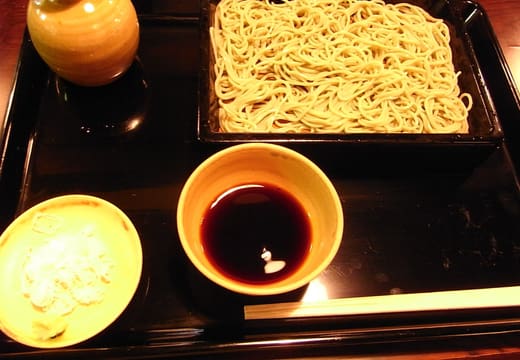 Green-tinted seiro soba with dipping sauce and warm sake at Kanda Yabu Soba