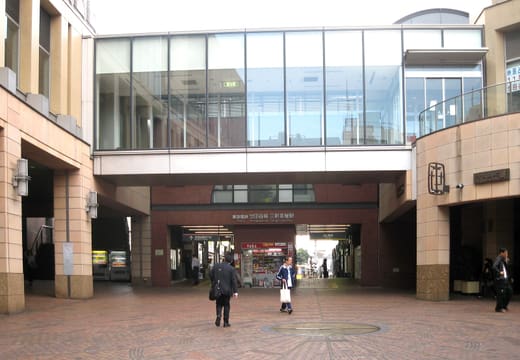 Entrance of the Tokyu Setagaya Line terminus at Sangenjaya from the station plaza