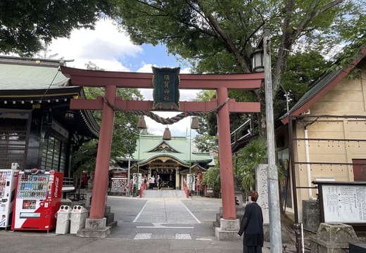 Red torii at the street entrance of Suga Shrine precinct in Yotsuya
