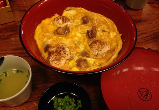 Oyakodon lunch set in lacquer bowls with soup and tea at Tamahide, Ningyocho