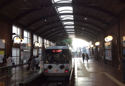 Setagaya Line tram arriving at the vaulted Sangenjaya platform in Setagaya