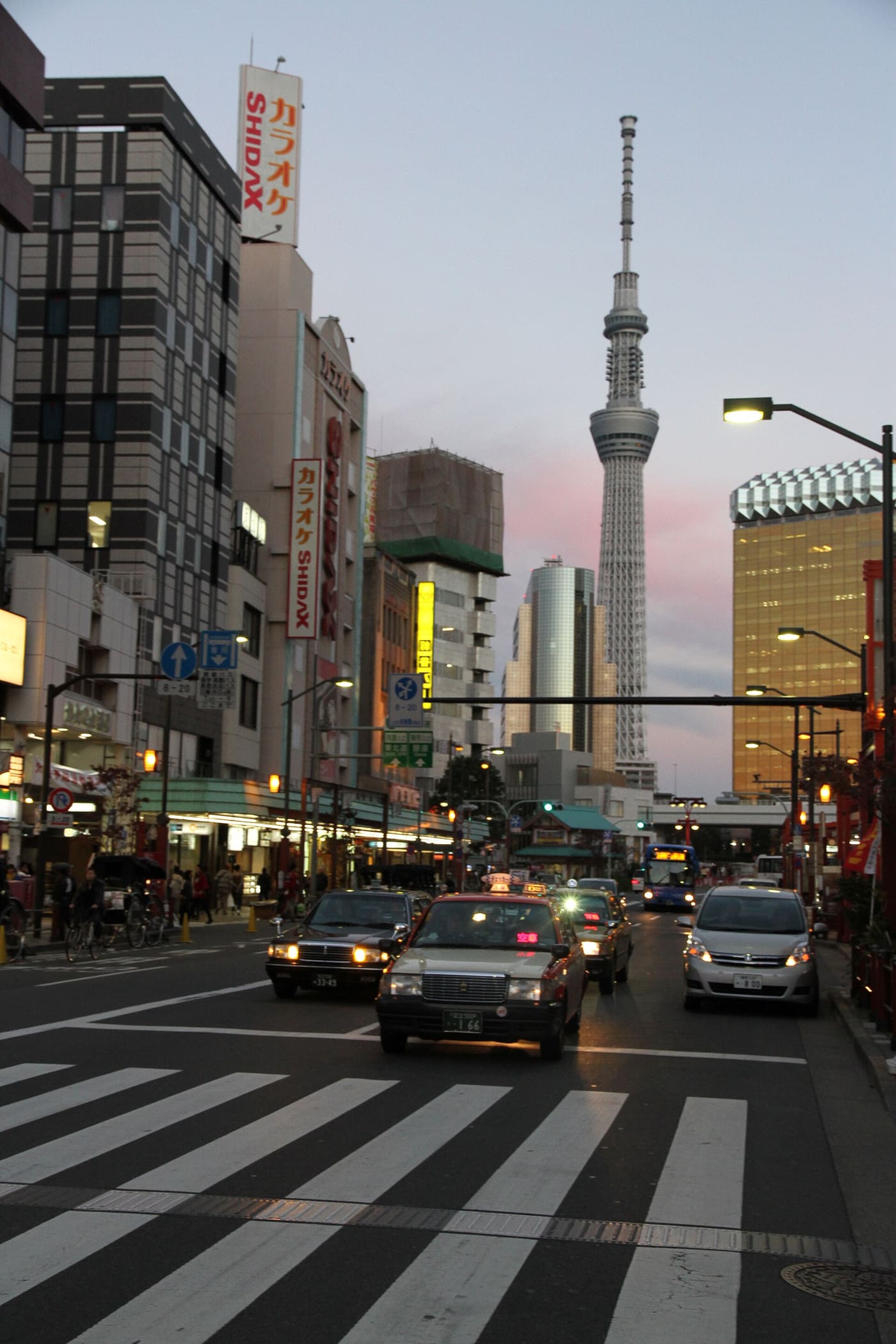 Kaminarimon-dori à Asakusa au crépuscule, avec la Tokyo Skytree au bout de la rue