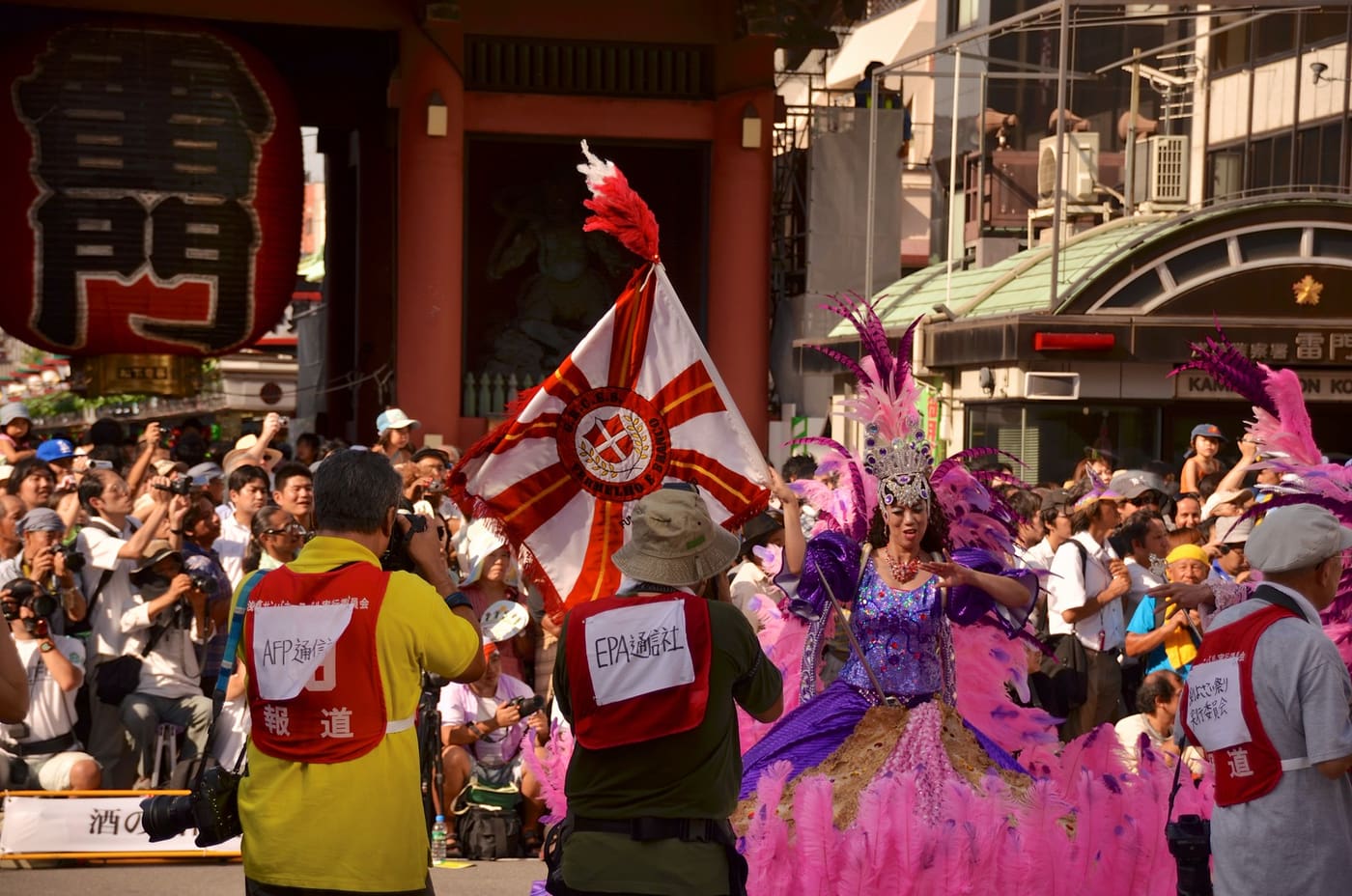 Samba dancers passing the Kaminarimon gate on Kaminarimon-dori during the carnival