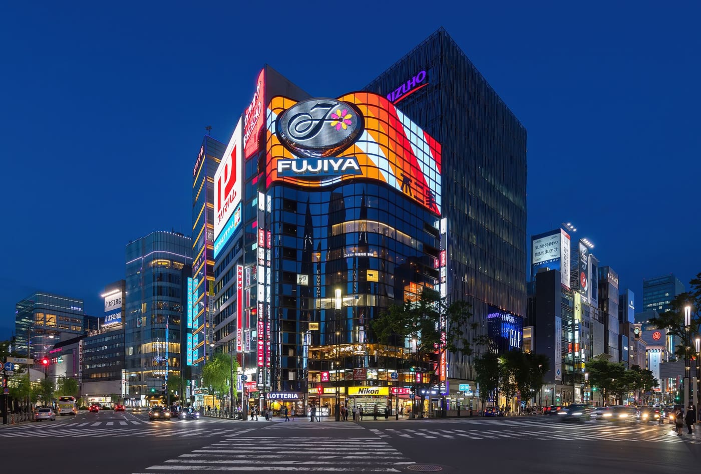 Un carrefour illuminé de Ginza et l’immeuble Fujiya à l’heure bleue