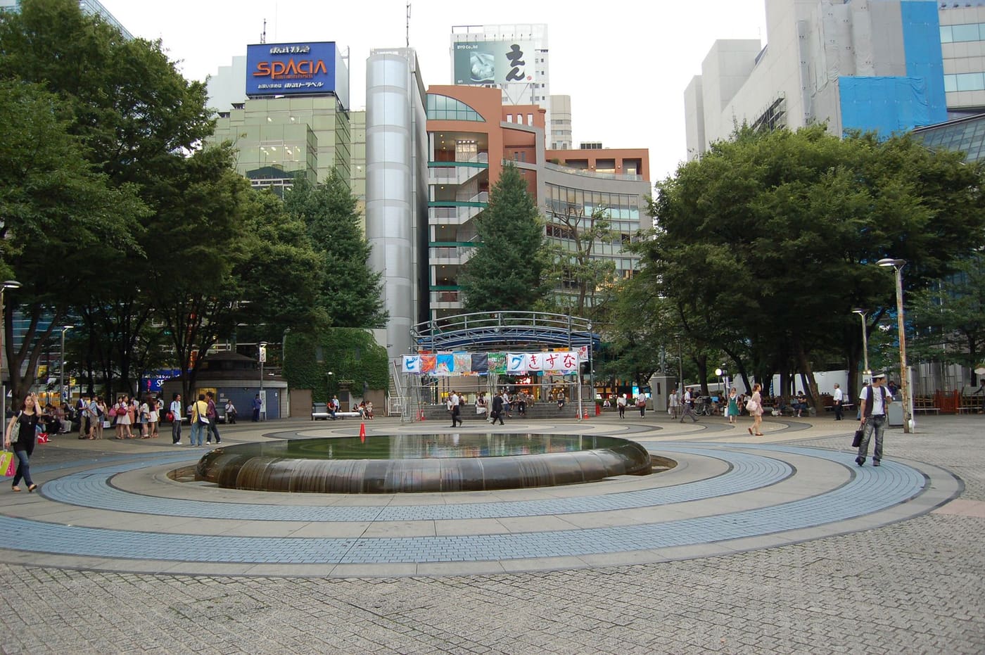 La place et la fontaine du parc Ikebukuro West Gate, devant la gare