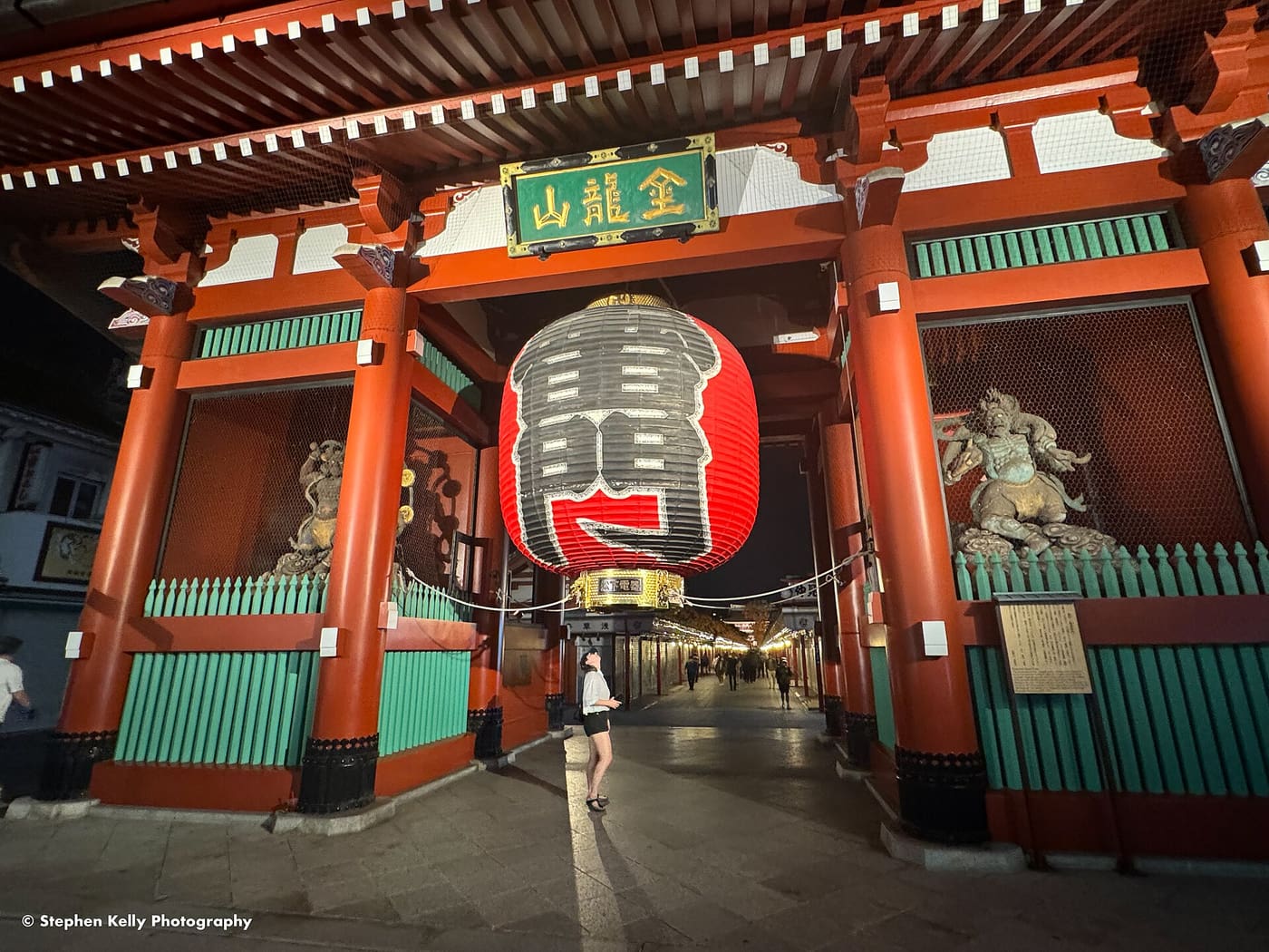 La porte Kaminarimon et sa grande lanterne rouge illuminées la nuit à Asakusa