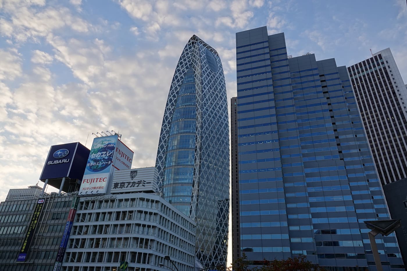 Les gratte-ciel de Nishi-Shinjuku, dont la tour Mode Gakuen Cocoon, par beau temps