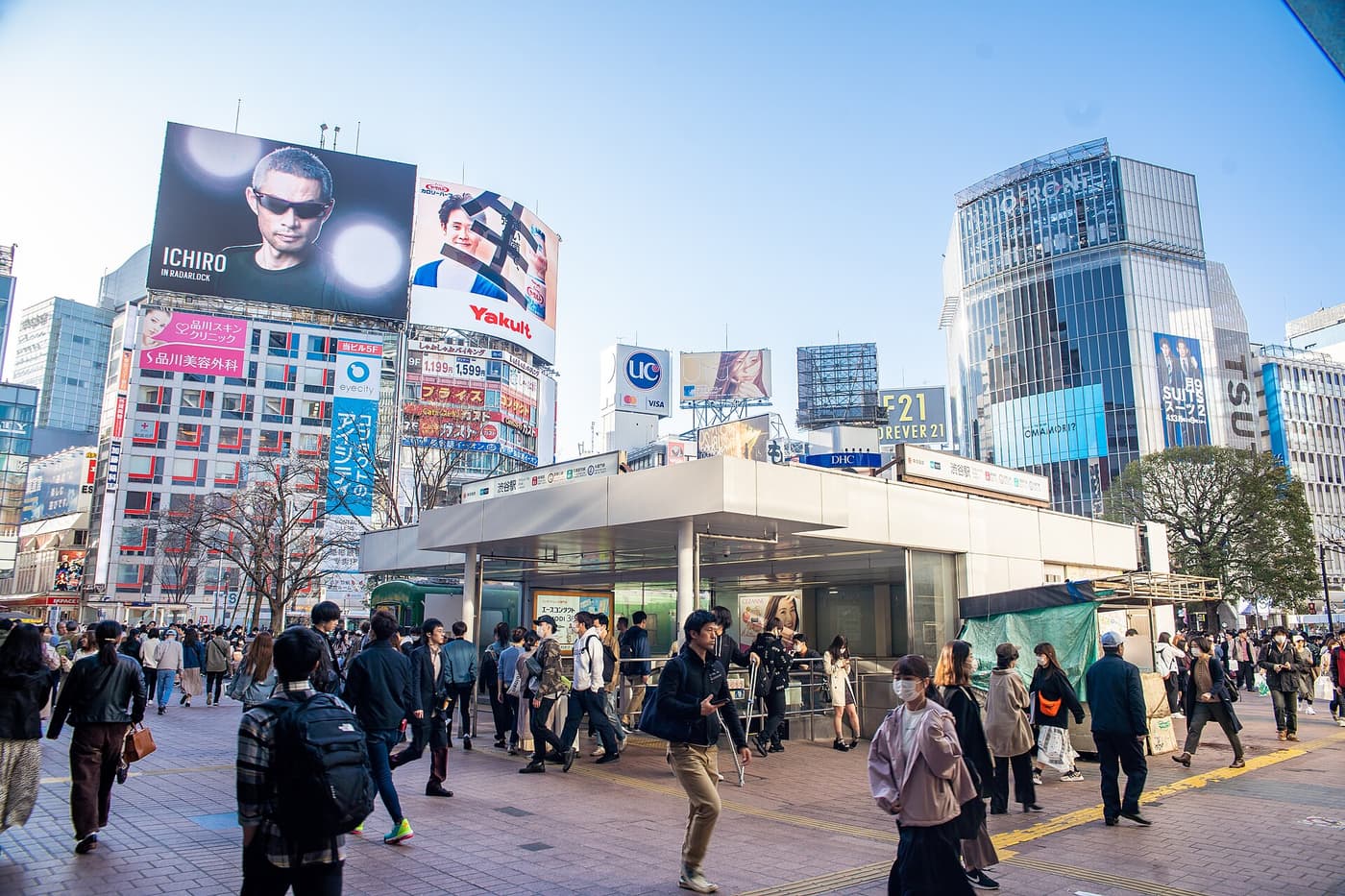 La foule sur la place Hachiko devant la gare de Shibuya, sous les écrans géants
