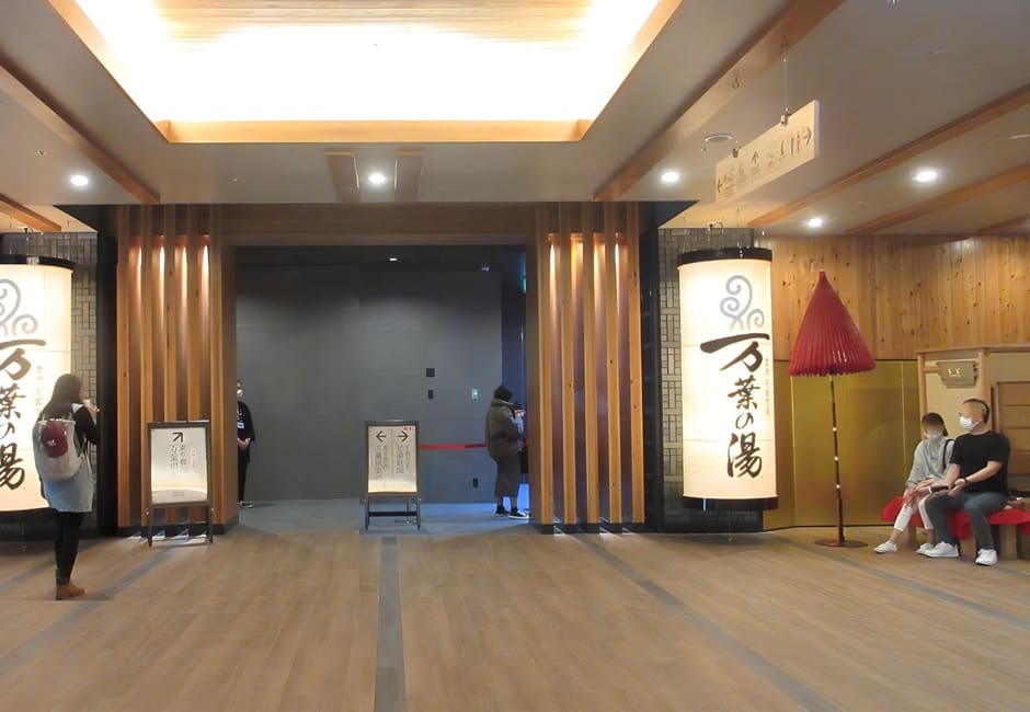 The wood-panelled entrance hall of the Manyo Club baths in Toyosu Senkyaku Banrai, with its Manyo no Yu banners