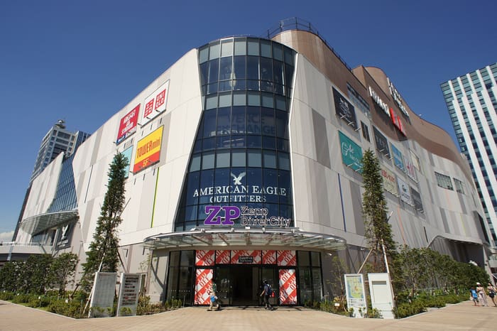 DiverCity Tokyo Plaza entrance with the Zepp DiverCity logo on its facade, Odaiba